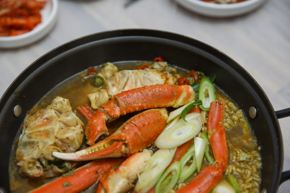 부산 용궁사 근처 맛집, 동해선 한 정거장 거리 기장시장 활대게 매장 방문 안내, 현장 사진 9, 기장 청해왕대게 25년차 활어상 정영진 대표 촬영
