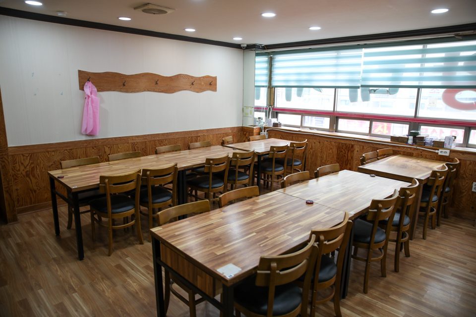 단체 손님도 앉을 수 있게 넓게 뺀 홀 좌석과 통로 구조