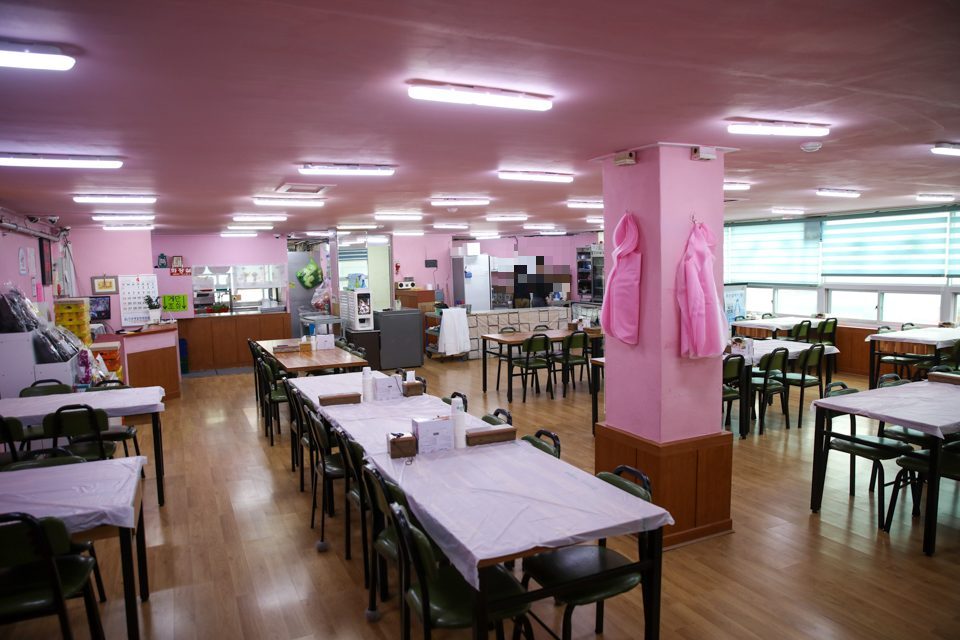 네 명이 마주 앉아 대게 한 판을 펼치기 좋은 테이블 자리