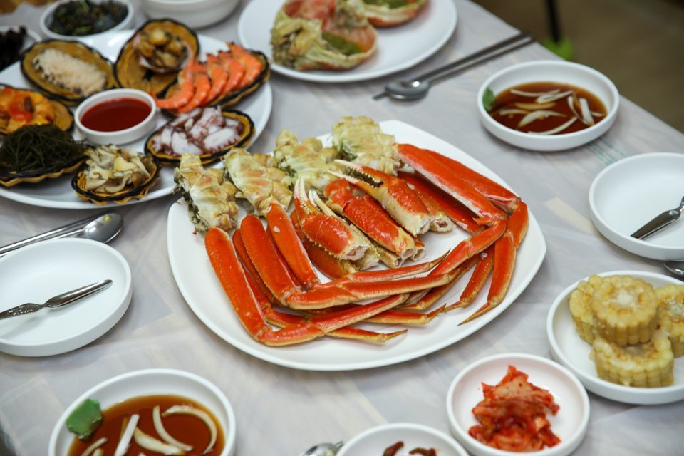 대게와 곁들임 반찬까지 한 상 가득 차려 낸 전체 상차림