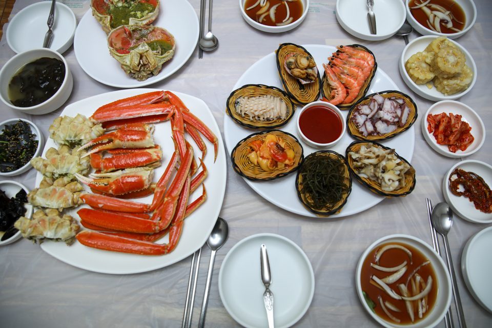 대게가 나오기 전에 먼저 깔리는 해산물 밑반찬 구성