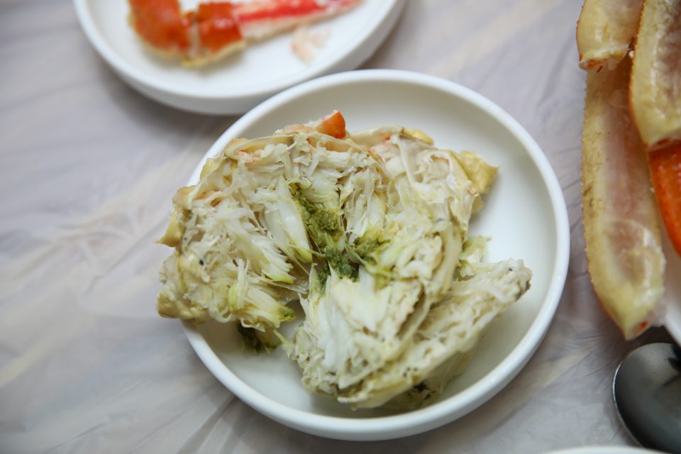 몸통을 반으로 갈라 칸칸이 든 살이 그대로 드러난 접시