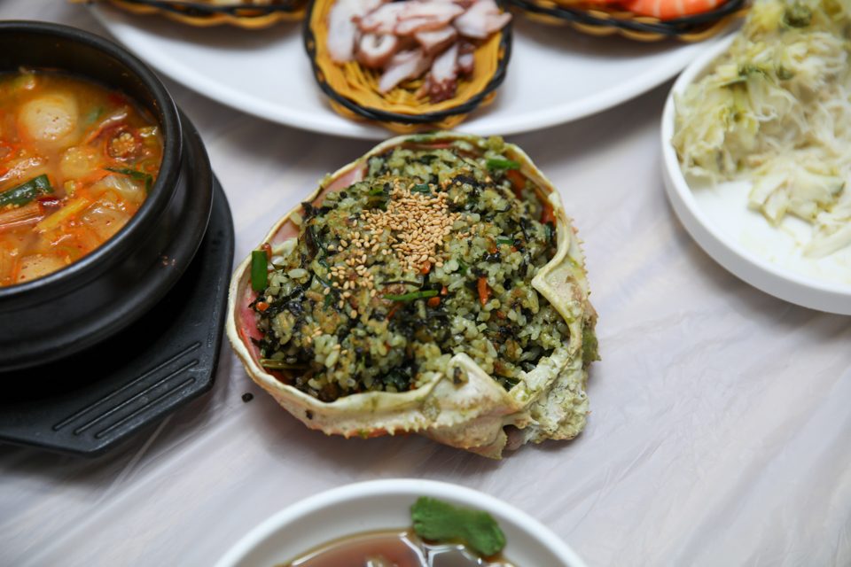 게딱지에 밥과 김가루를 비벼 담고 뚝배기 찌개를 곁들인 마무리 상