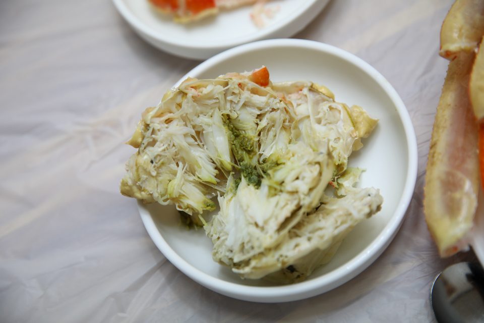 몸통을 반으로 갈라 칸칸이 들어찬 살이 그대로 보이는 접시