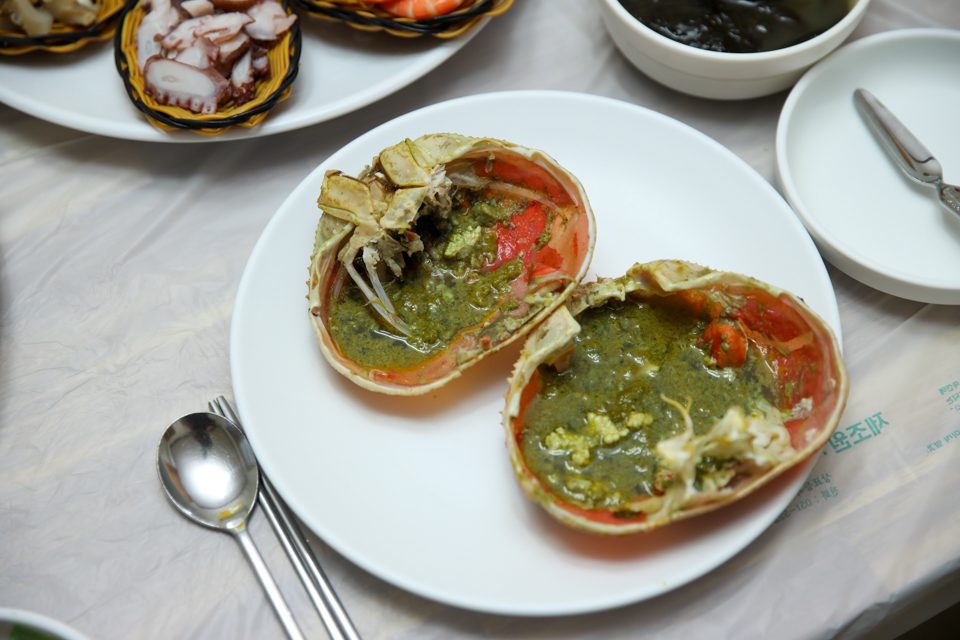 장이 고인 게딱지 두 개를 접시에 나란히 올려 낸 상차림