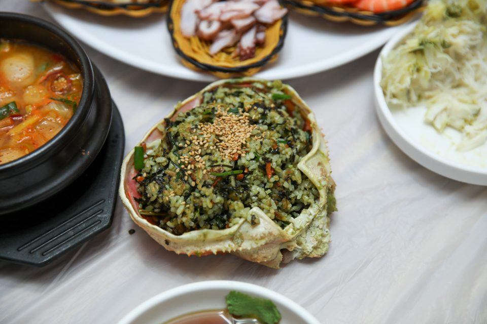 게딱지에 밥과 김가루를 비벼 담고 뚝배기 찌개를 곁들인 마무리 상