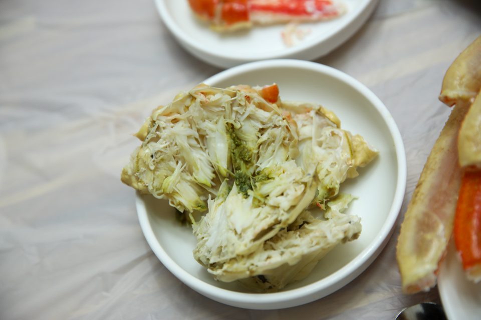몸통을 반으로 갈라 칸칸이 들어찬 흰 살이 그대로 드러난 접시