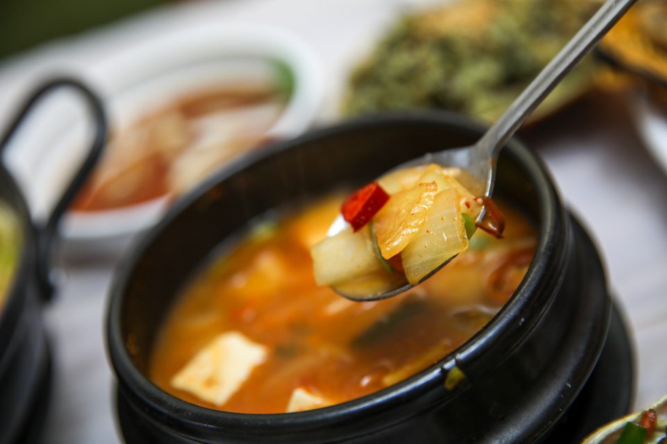 뚝배기 된장찌개에서 숟가락으로 두부와 채소를 떠올린 장면