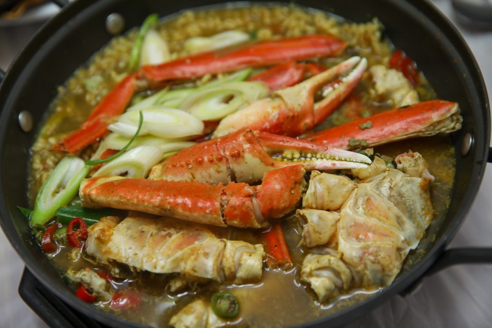 라면 면발 위로 대게 다리 한 짝이 비스듬히 얹힌 그릇