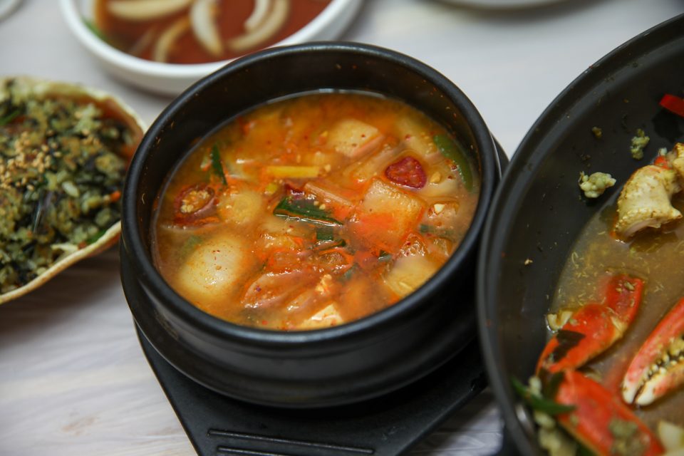 뚝배기 된장찌개에서 두부 한 점을 건져 올린 순간