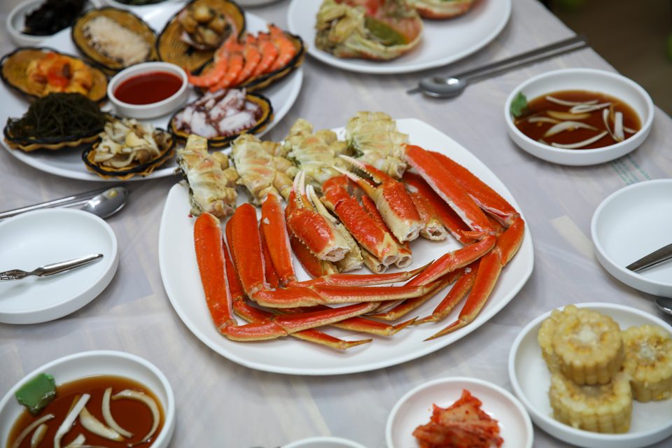 장 고인 게딱지 한 쌍을 앞접시에 옮겨 담은 모습