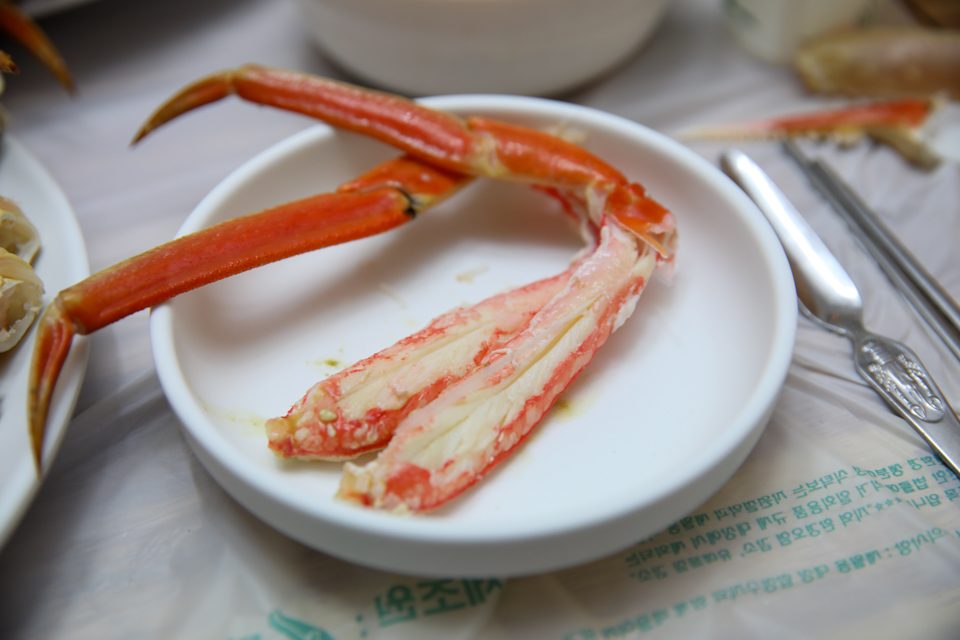 대게 다리와 밑반찬이 고루 차려진 한 상 전경