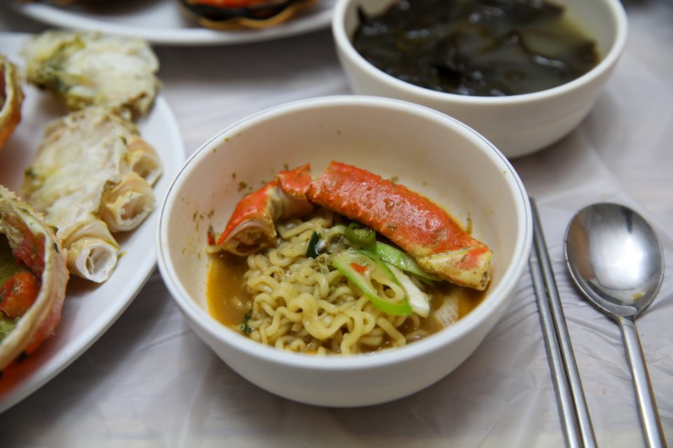게딱지에 밥을 눌러 비빈 뒤 숟가락을 얹은 모습