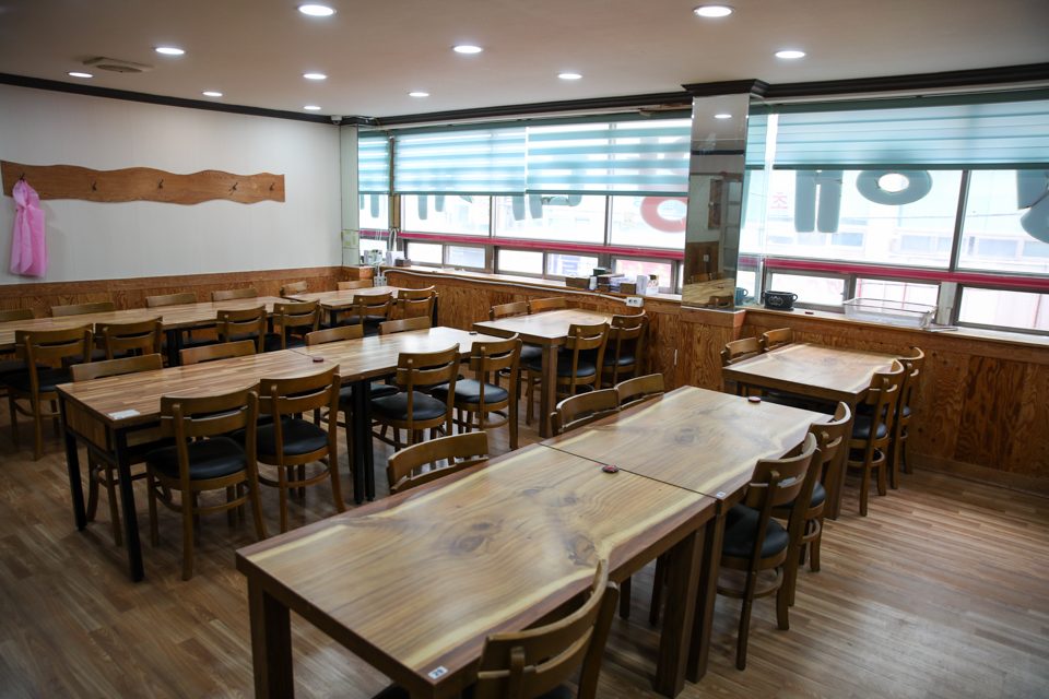 낮빛이 들어와 환한 홀의 좌석 배열