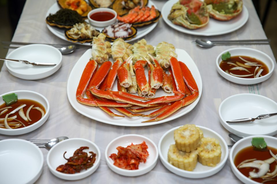 쪄 낸 다리가 접시 밖으로 뻗을 만큼 담긴 상차림