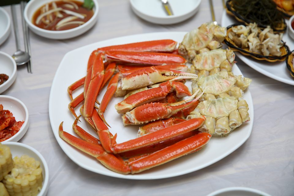 찜기 뚜껑 언저리로 증기가 굵게 배어 나오는 순간