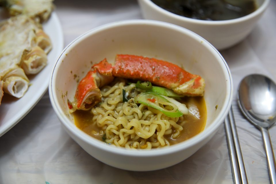 대게 다리가 올라간 라면을 위에서 본 구도