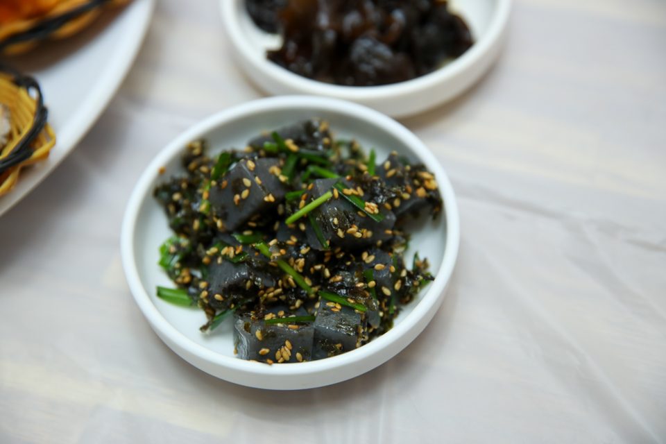 김치와 단무지를 나눠 담은 기본 찬 접시