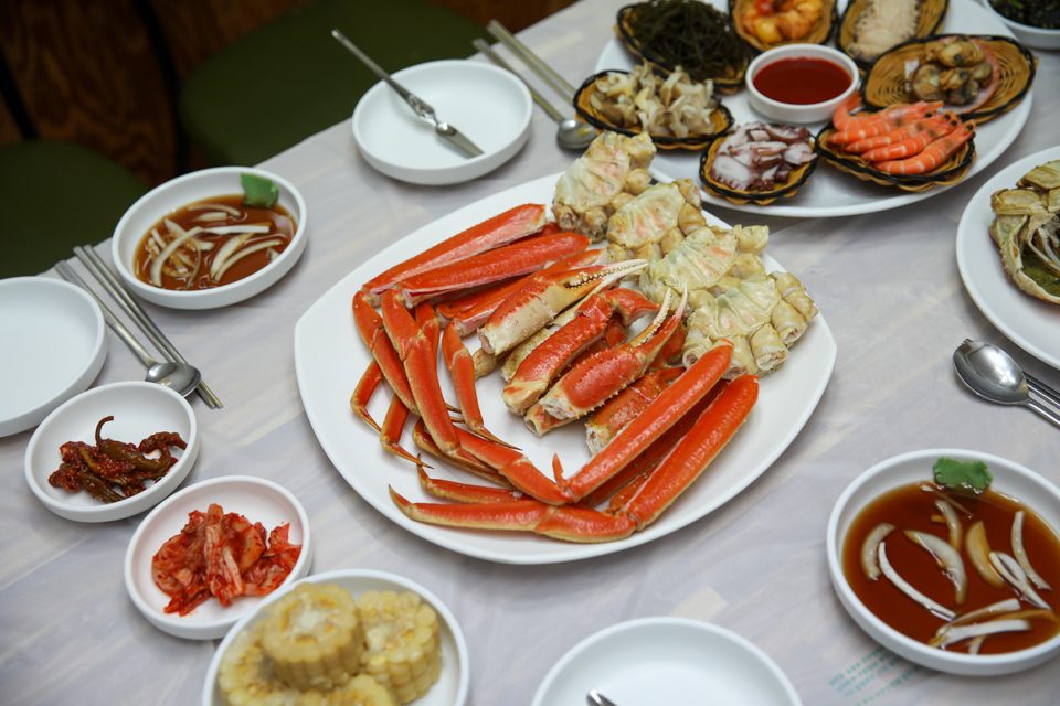 게딱지 안 내장이 자작하게 고인 두 쪽의 상차림