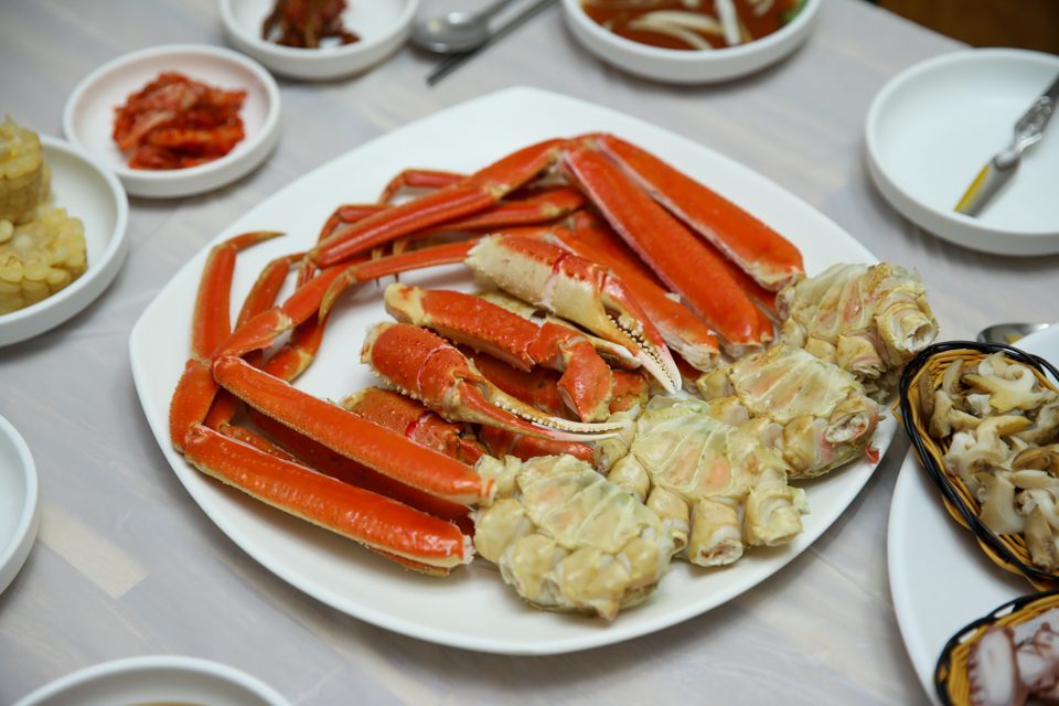 정돈된 테이블이 손님을 기다리는 홀 모습