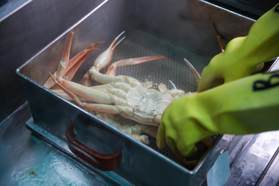 차분한 목재 톤의 별실 식사 공간