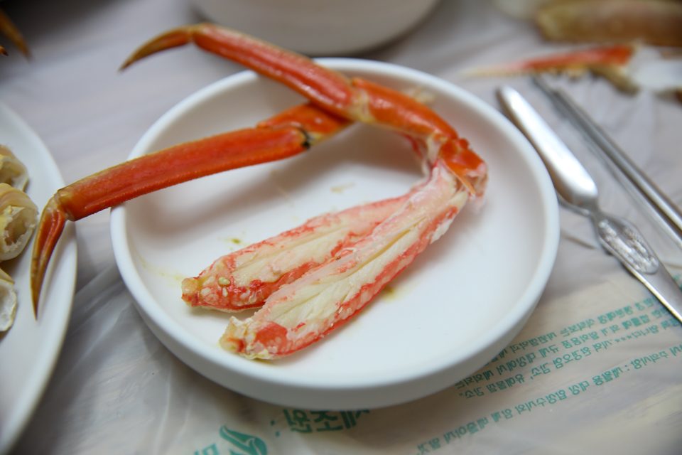 가열 중인 찜기에서 증기가 위로 길게 뻗는 모습