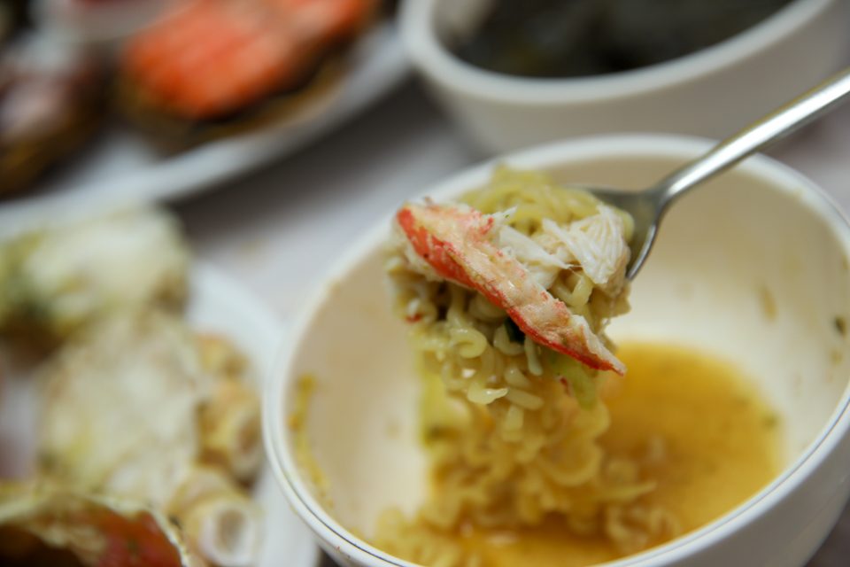 숟가락 끝에 게딱지 비빔밥이 봉긋하게 얹힌 모습