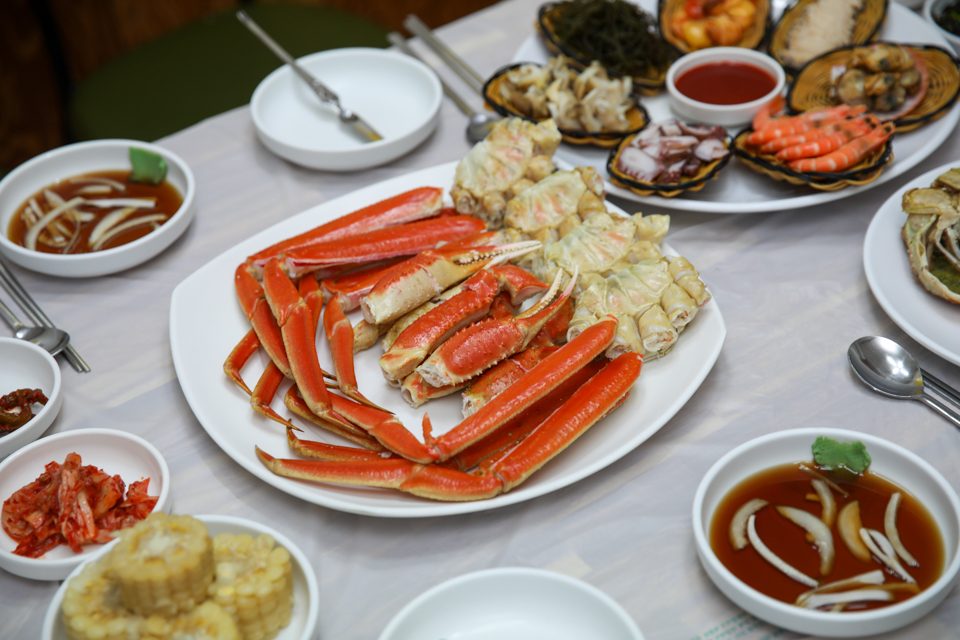 게딱지 두 개에 담긴 장이 숟가락을 기다리는 상