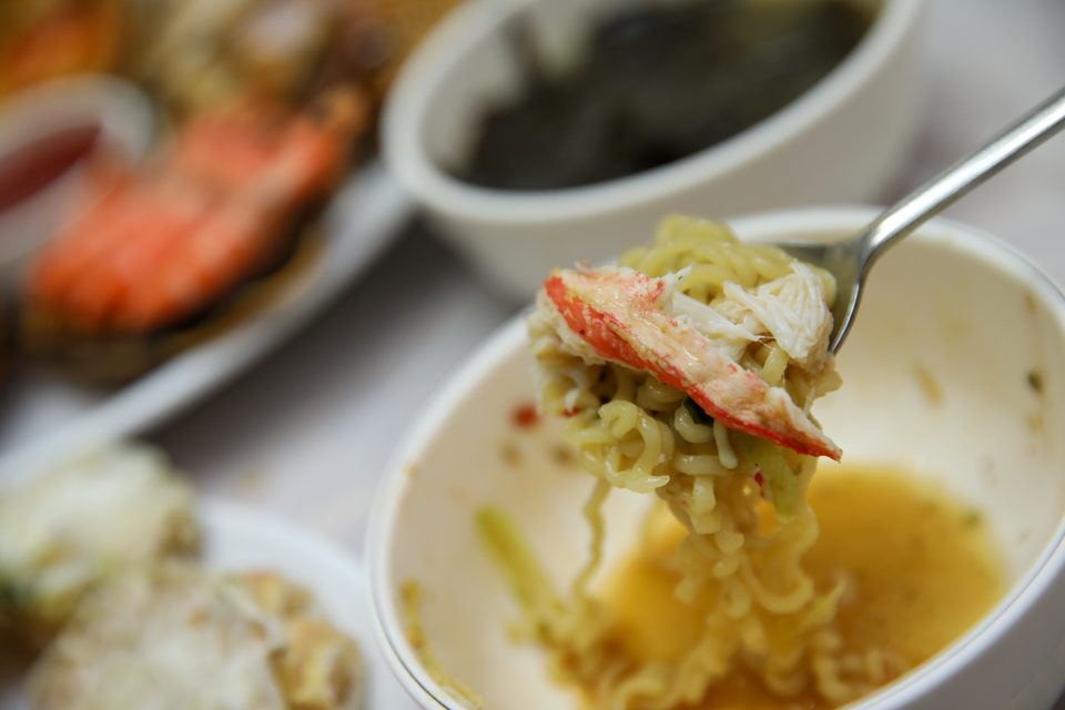게딱지 그릇 삼아 밥을 비벼 올린 마지막 코스