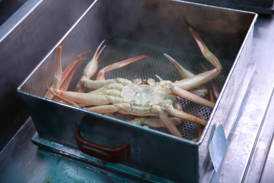 쉬지 않고 김을 올리는 찜솥이 놓인 주방