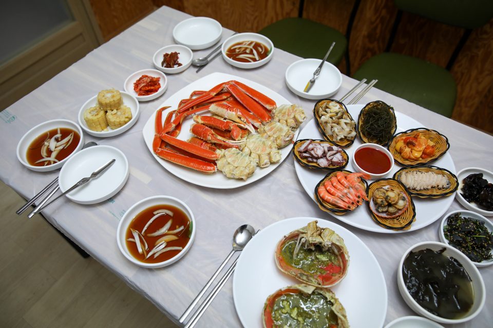 게딱지 한 쌍에 고인 장이 빛을 받아 반짝이는 접시