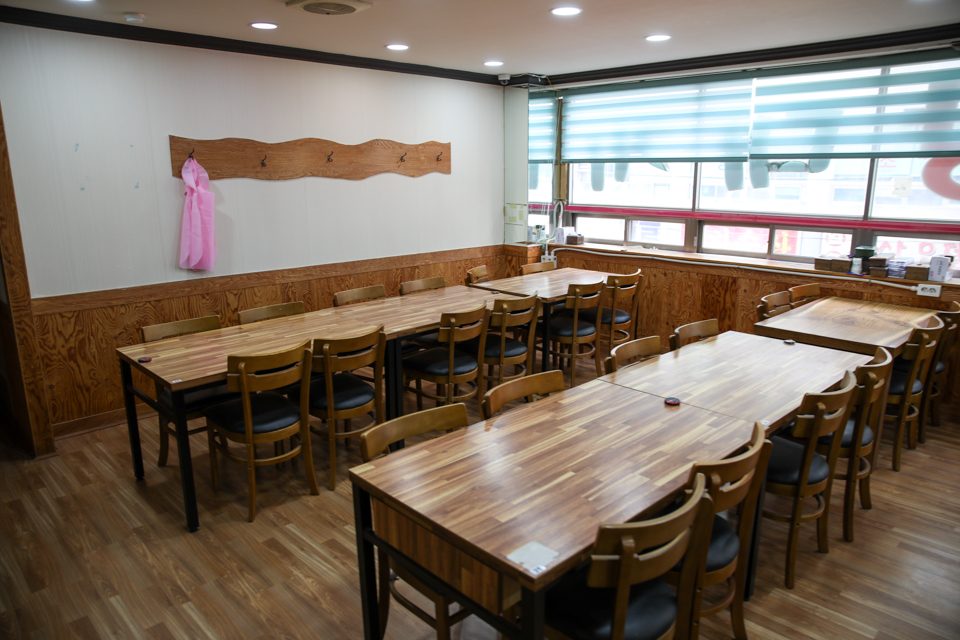 물이 순환하는 수조에 대게가 겹겹이 든 풍경