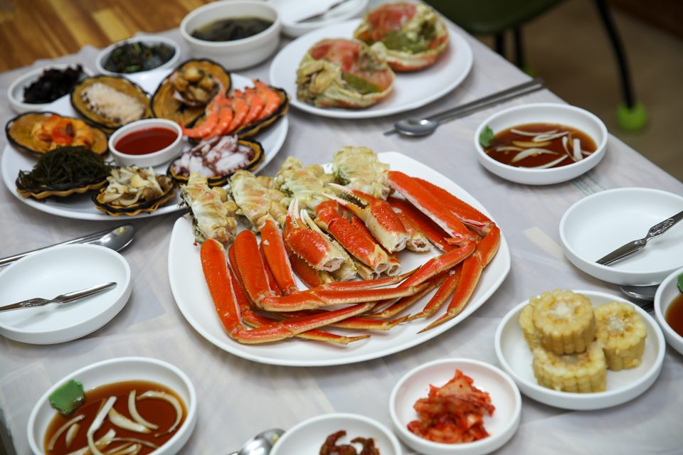접시에 넓게 펼쳐 담은 찜 대게 다리 한 상