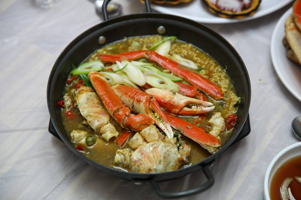 비벼 낸 게딱지 밥을 상 가운데 놓은 마무리 순서