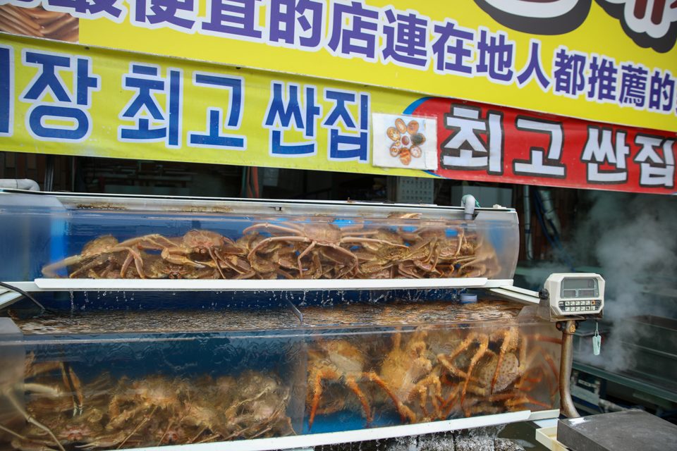 면과 다리가 반반씩 담긴 라면 그릇 풍경