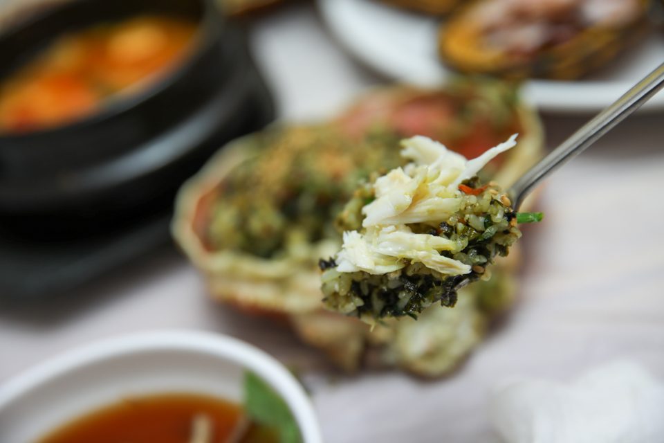 밥알에 장 색이 배도록 게딱지에서 비비는 장면