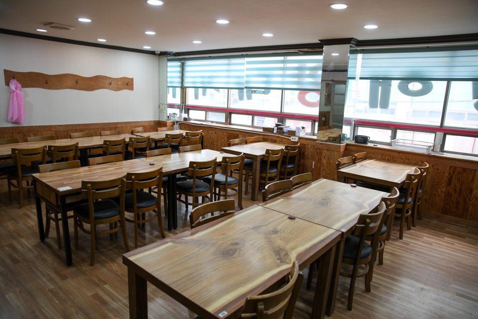 목재 가구로 채워진 홀 안 전경