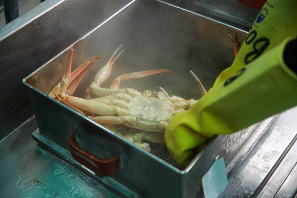 달궈진 찜솥이 김을 길게 뽑아 올리는 주방 한켠