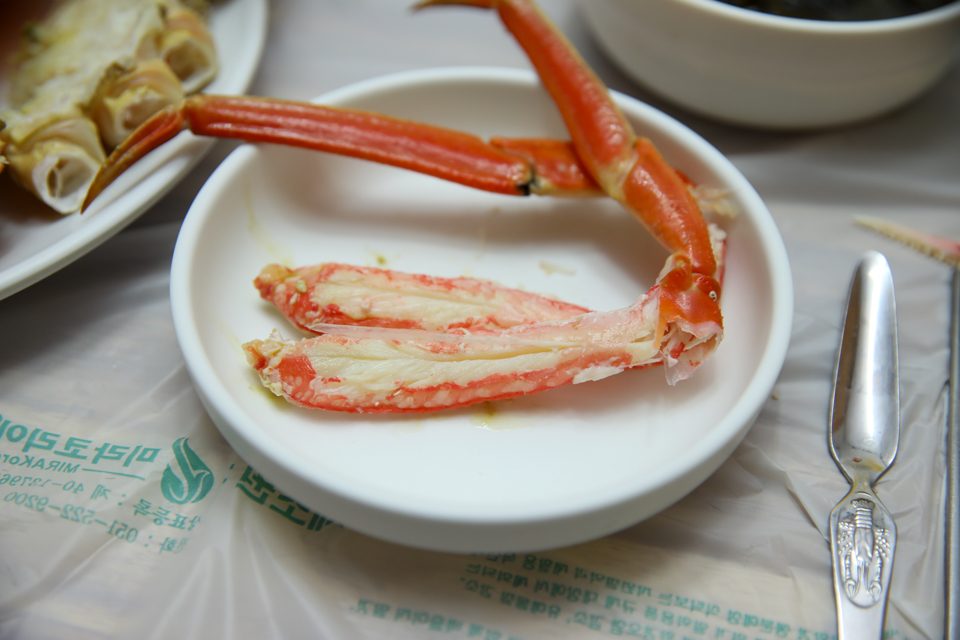대게 다리 중심의 상차림을 위에서 내려다본 구도