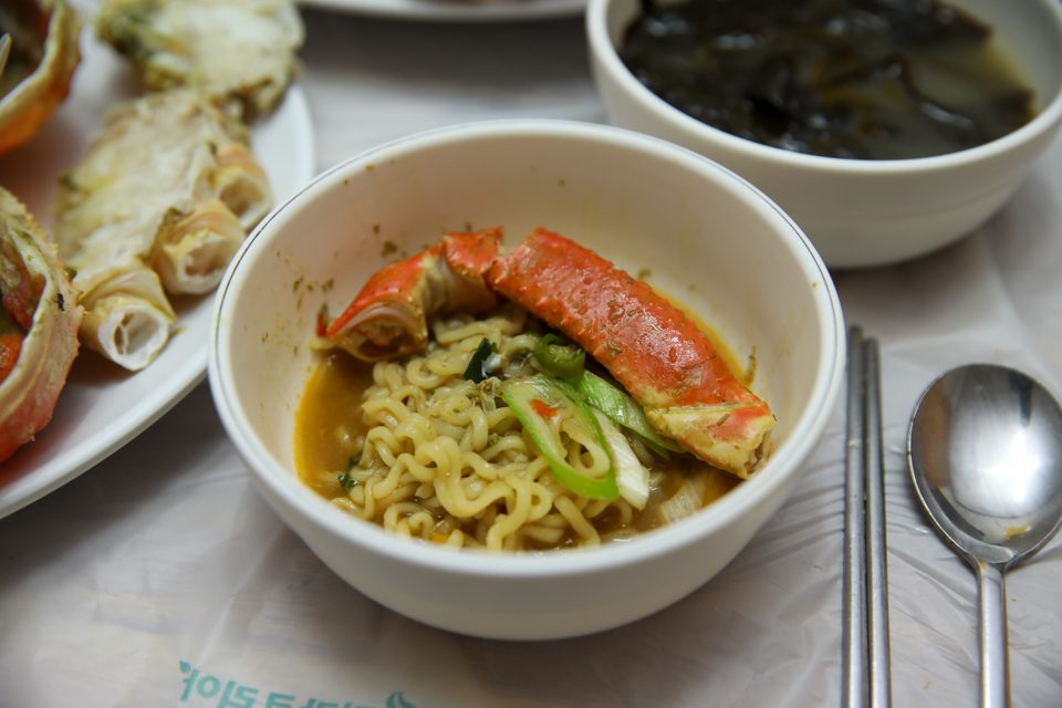 게딱지 한가득 비벼진 밥과 김가루의 마무리 장면