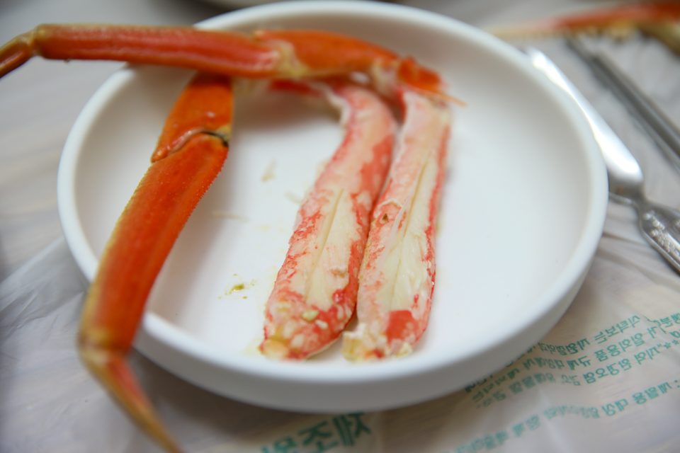 라면 한 그릇 위로 대게 다리가 엇갈려 놓인 모습