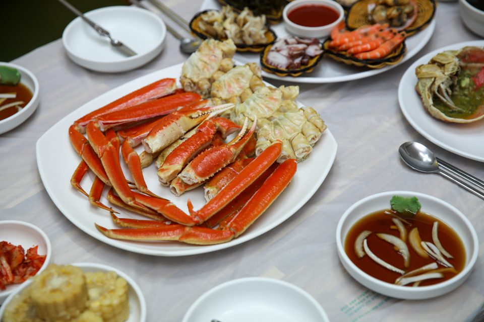 김이 오르기 시작한 찜솥 앞 조리대 풍경